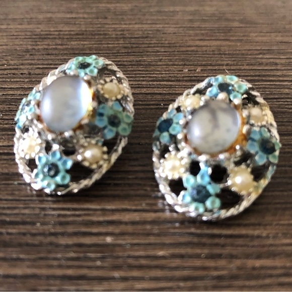 Vintage blue & sliver flower clip on earrings - Picture 2 of 3